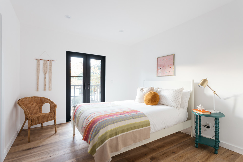 Klassisches Schlafzimmer mit weißer Wandfarbe und hellem Holzboden in Los Angeles