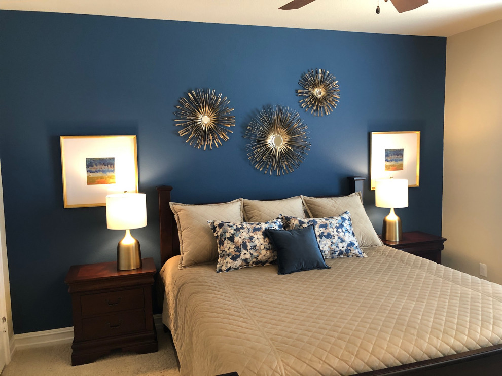 Exemple d'une chambre chic de taille moyenne avec un mur bleu et un sol beige.