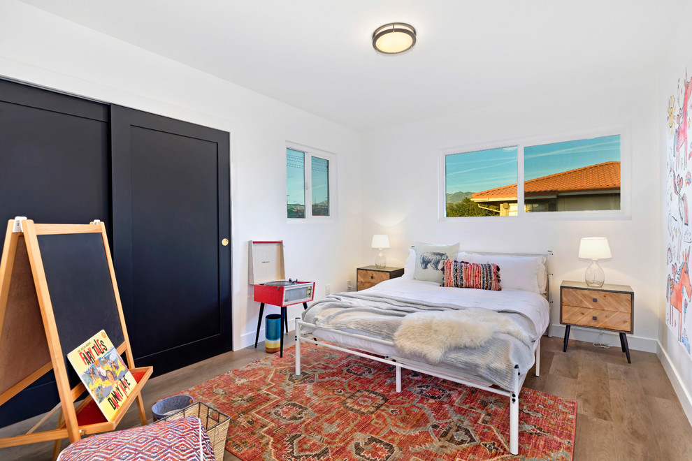 Foto de dormitorio clásico renovado con paredes blancas, suelo de madera en tonos medios y suelo marrón
