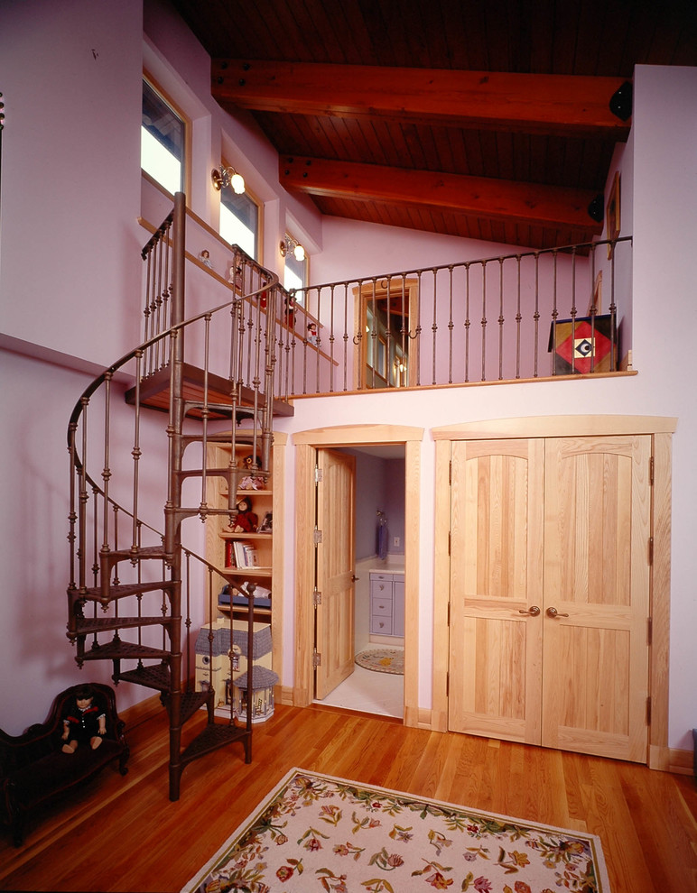 Diseño de dormitorio ecléctico de tamaño medio sin chimenea con paredes púrpuras, suelo de madera en tonos medios y suelo marrón
