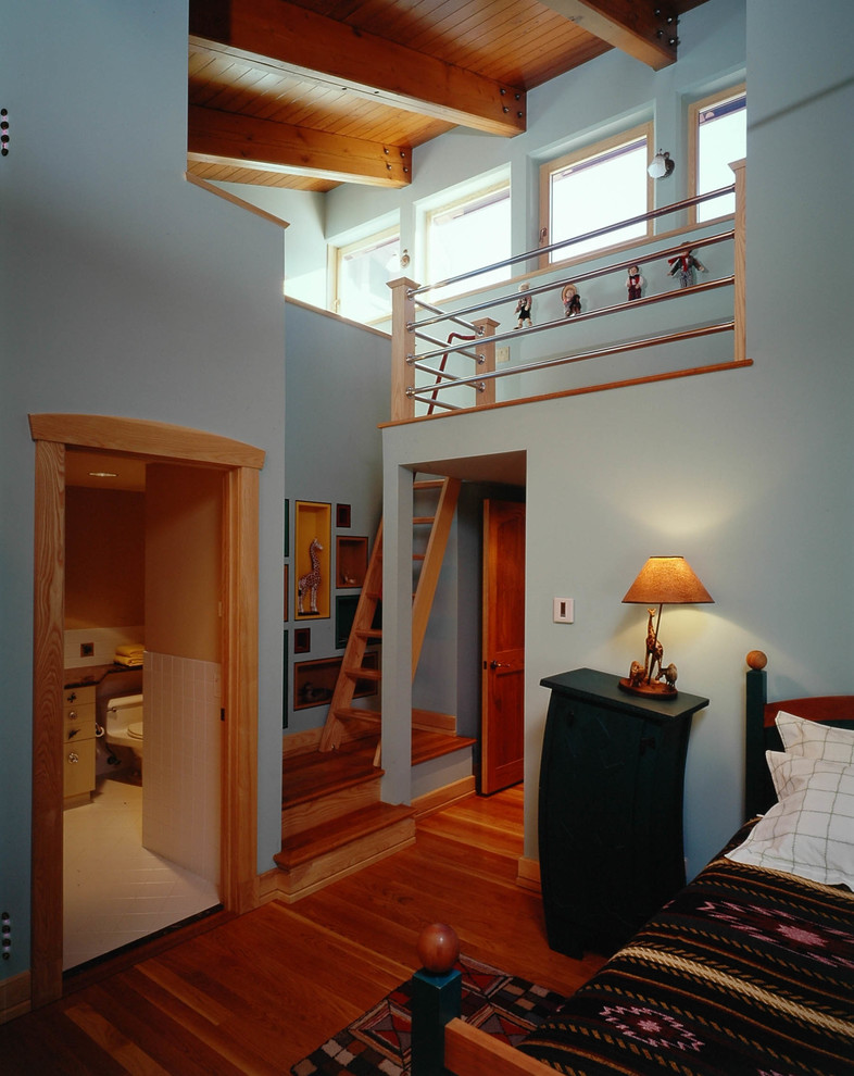 Ispirazione per una camera da letto minimal di medie dimensioni con pareti blu, pavimento in legno massello medio, nessun camino e pavimento marrone