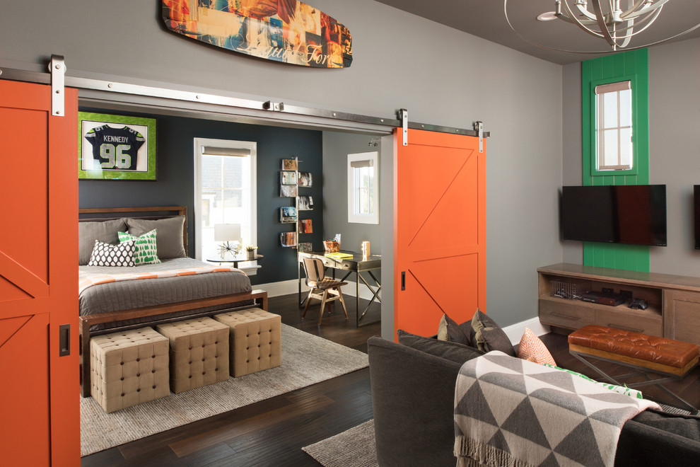 Modernes Schlafzimmer mit grauer Wandfarbe, dunklem Holzboden und braunem Boden in Orlando