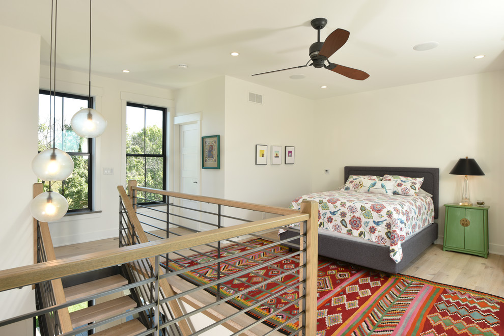 Ispirazione per una camera da letto stile loft country con pareti beige, parquet chiaro e pavimento beige