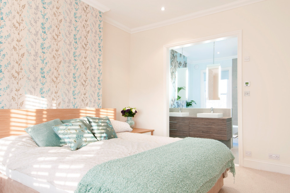 Modelo de dormitorio principal contemporáneo grande con paredes beige, moqueta, suelo beige y papel pintado