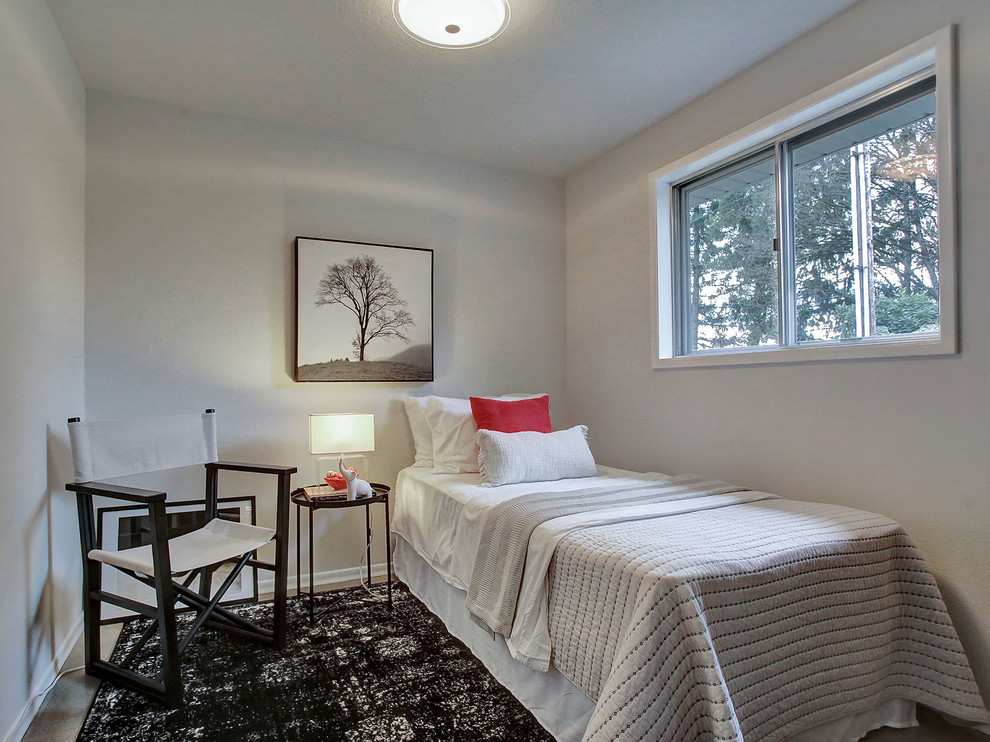 На фото: маленькая гостевая спальня (комната для гостей) в стиле модернизм с белыми стенами, бетонным полом и серым полом для на участке и в саду