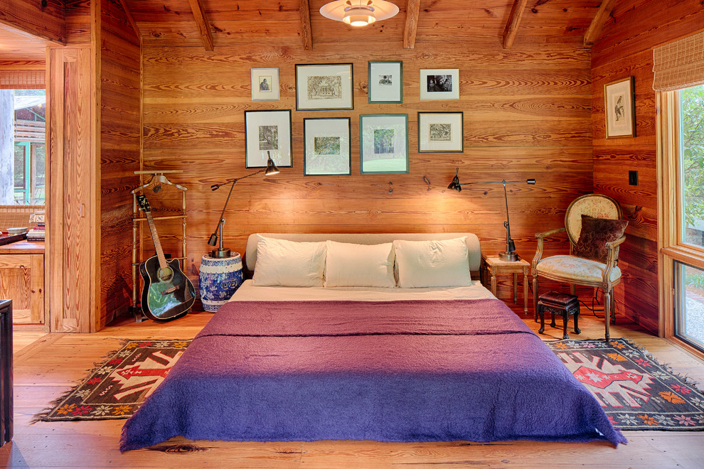 Ejemplo de dormitorio campestre con suelo de madera en tonos medios