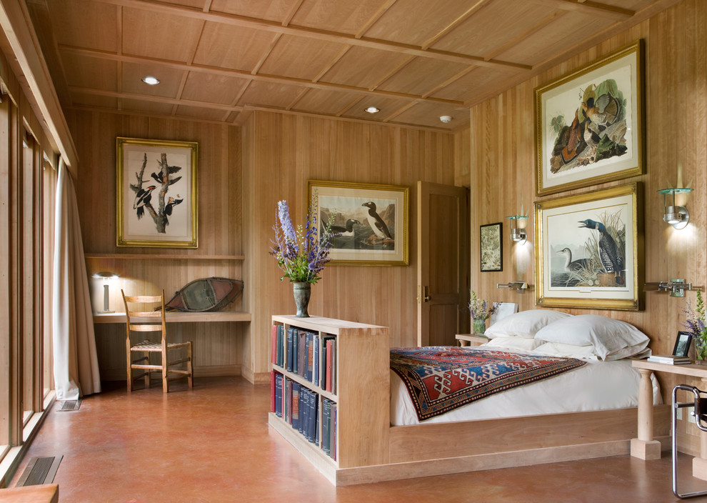 Идея дизайна: маленькая хозяйская спальня в стиле неоклассика (современная классика) с бетонным полом, коричневыми стенами и коричневым полом для на участке и в саду