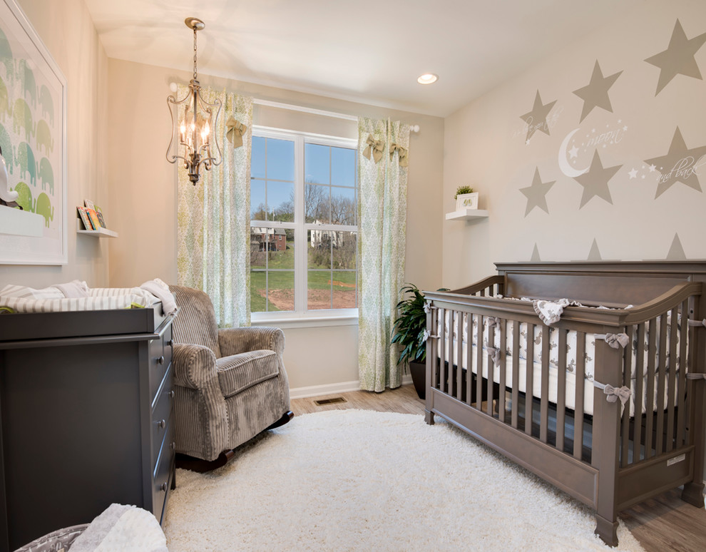 Пример оригинального дизайна: комната для малыша среднего размера в классическом стиле с бежевыми стенами и ковровым покрытием