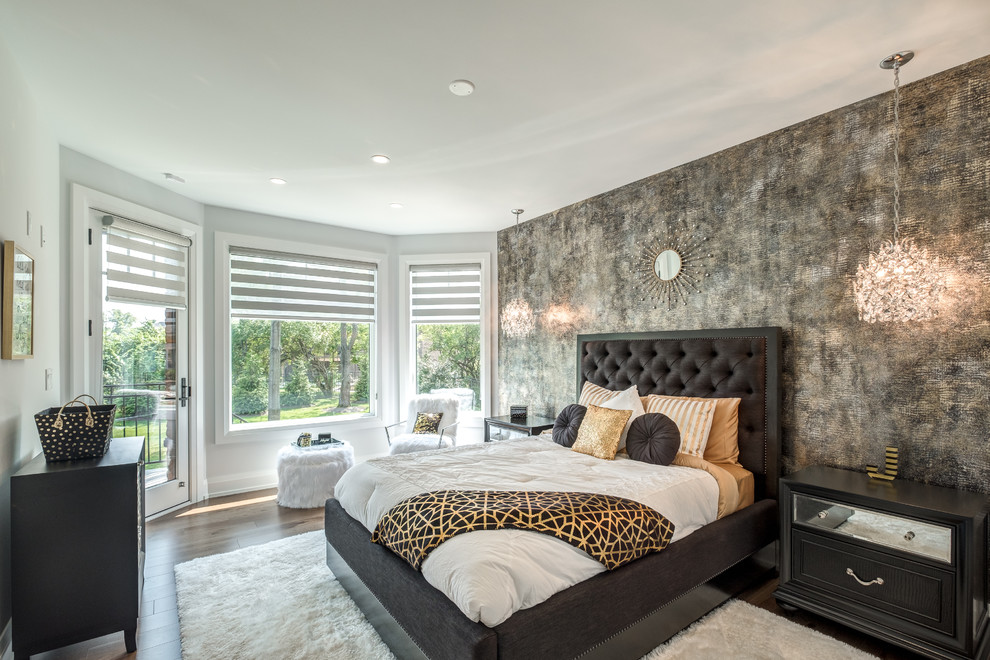 Foto de dormitorio principal clásico sin chimenea con suelo de madera en tonos medios