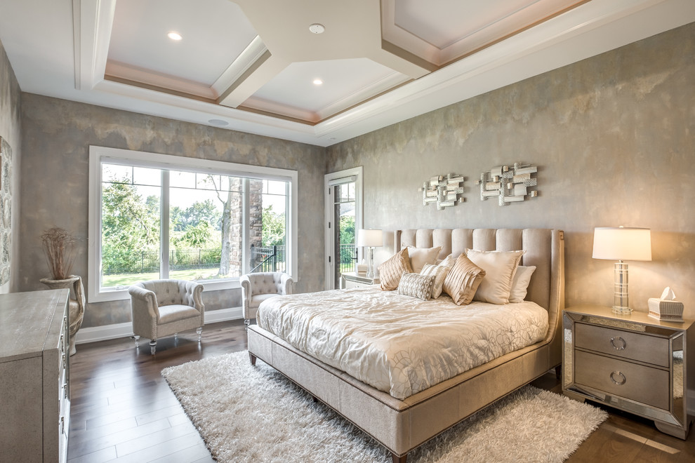 Klassisches Hauptschlafzimmer ohne Kamin mit grauer Wandfarbe und braunem Holzboden in Sonstige