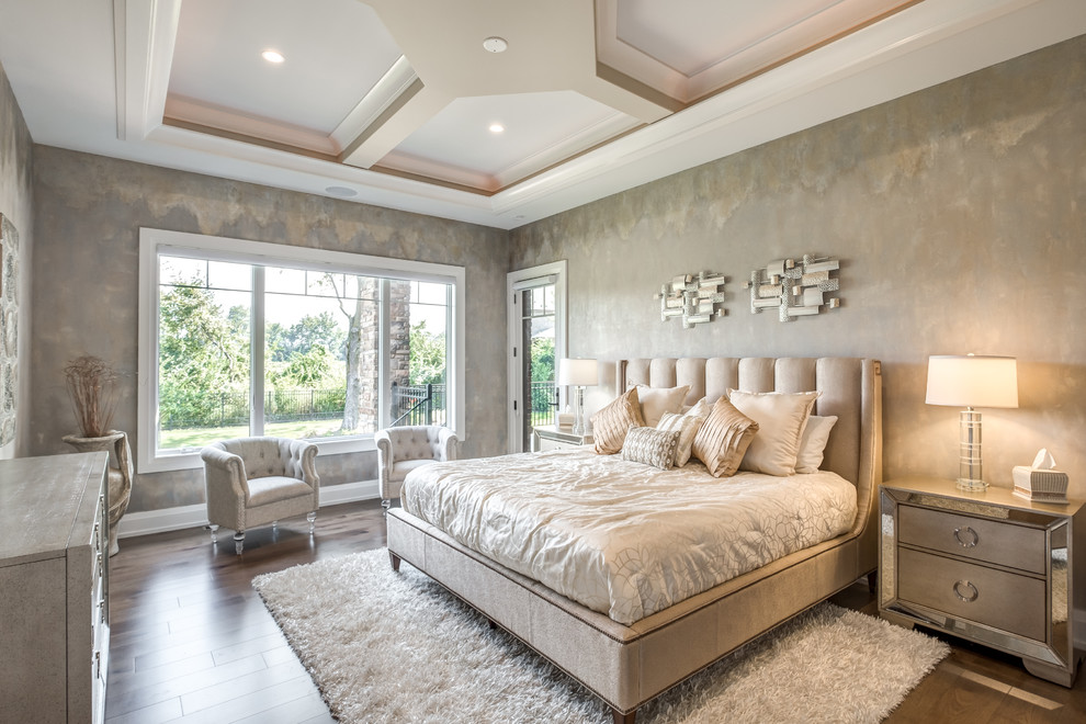 Exemple d'une chambre parentale chic avec un mur gris, un sol en bois brun et aucune cheminée.