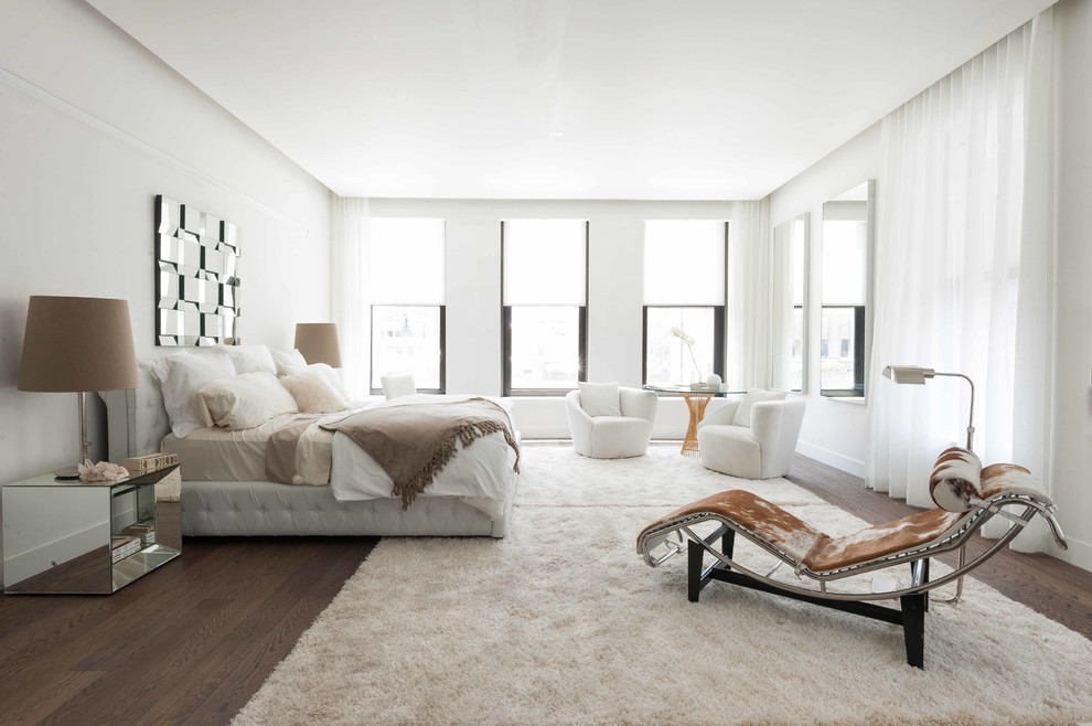Modernes Schlafzimmer mit weißer Wandfarbe und dunklem Holzboden in New York
