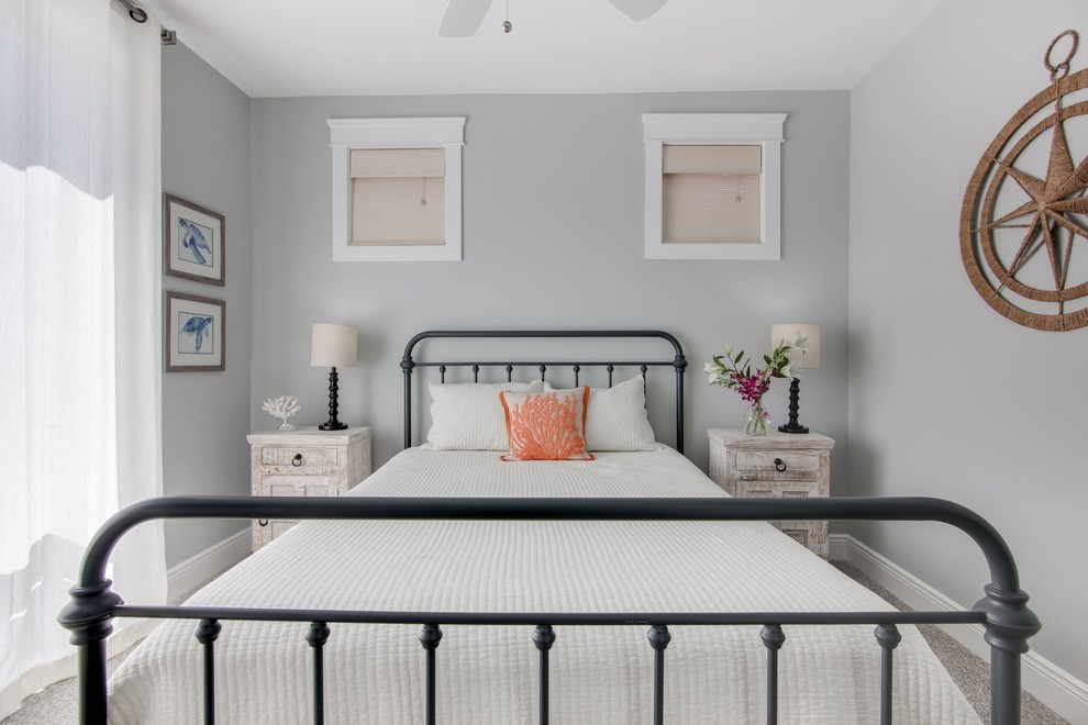 Ejemplo de habitación de invitados clásica renovada de tamaño medio sin chimenea con paredes grises, moqueta y suelo gris