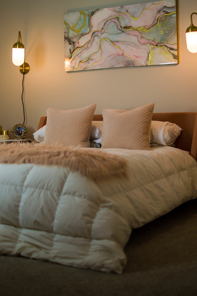Пример оригинального дизайна: маленькая хозяйская спальня в стиле ретро с розовыми стенами, ковровым покрытием и бежевым полом для на участке и в саду