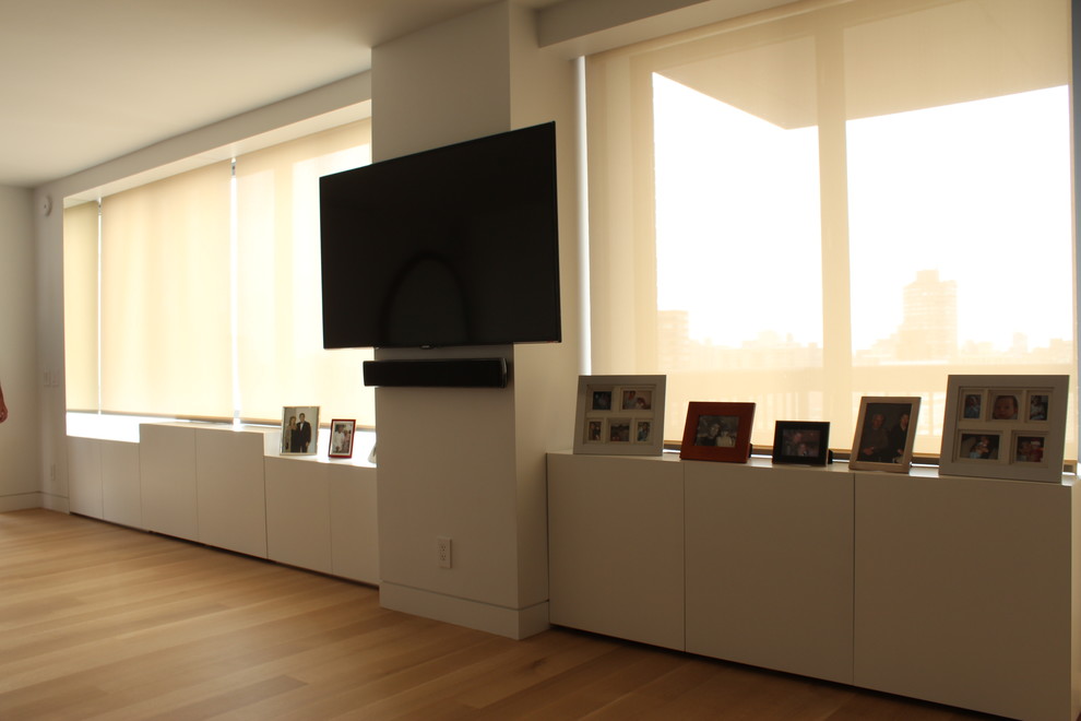 Großes Modernes Hauptschlafzimmer ohne Kamin mit beiger Wandfarbe und braunem Holzboden in New York
