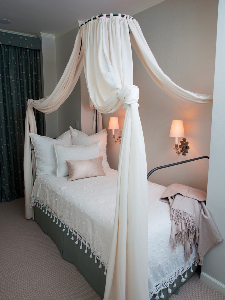 Kleines Shabby-Look Gästezimmer ohne Kamin mit weißer Wandfarbe und Teppichboden in New York