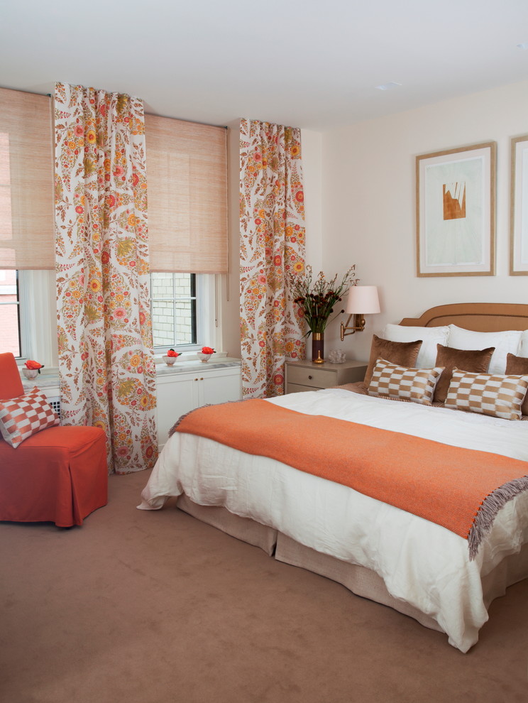 Источник вдохновения для домашнего уюта: хозяйская спальня среднего размера в классическом стиле с белыми стенами и ковровым покрытием