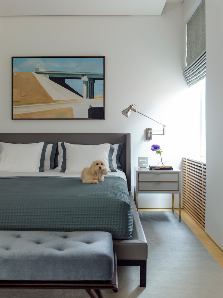 Стильный дизайн: хозяйская спальня: освещение в стиле неоклассика (современная классика) с белыми стенами - последний тренд
