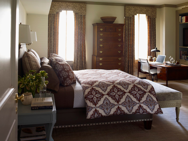 Источник вдохновения для домашнего уюта: большая хозяйская спальня в классическом стиле с бежевыми стенами, светлым паркетным полом и коричневым полом