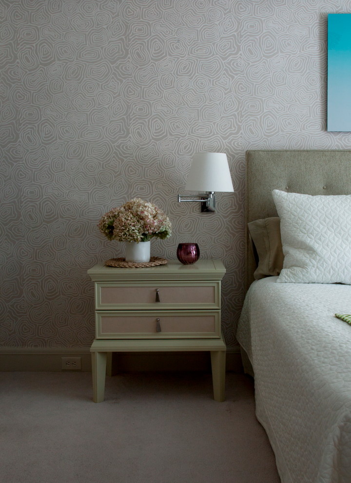 Foto de dormitorio principal clásico renovado grande con paredes blancas