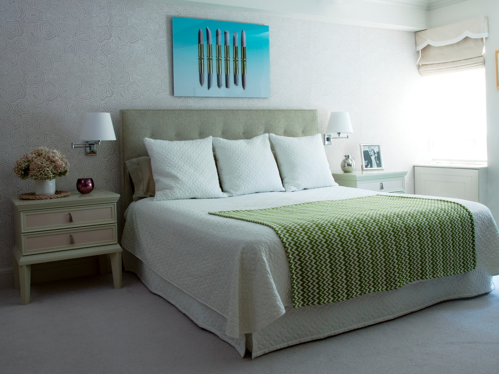 Свежая идея для дизайна: большая спальня в стиле неоклассика (современная классика) с белыми стенами и ковровым покрытием без камина - отличное фото интерьера