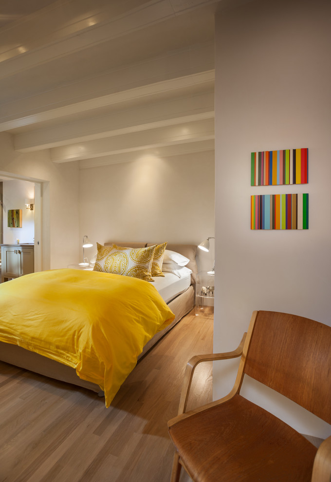 Источник вдохновения для домашнего уюта: хозяйская спальня среднего размера в современном стиле с белыми стенами, светлым паркетным полом и коричневым полом без камина