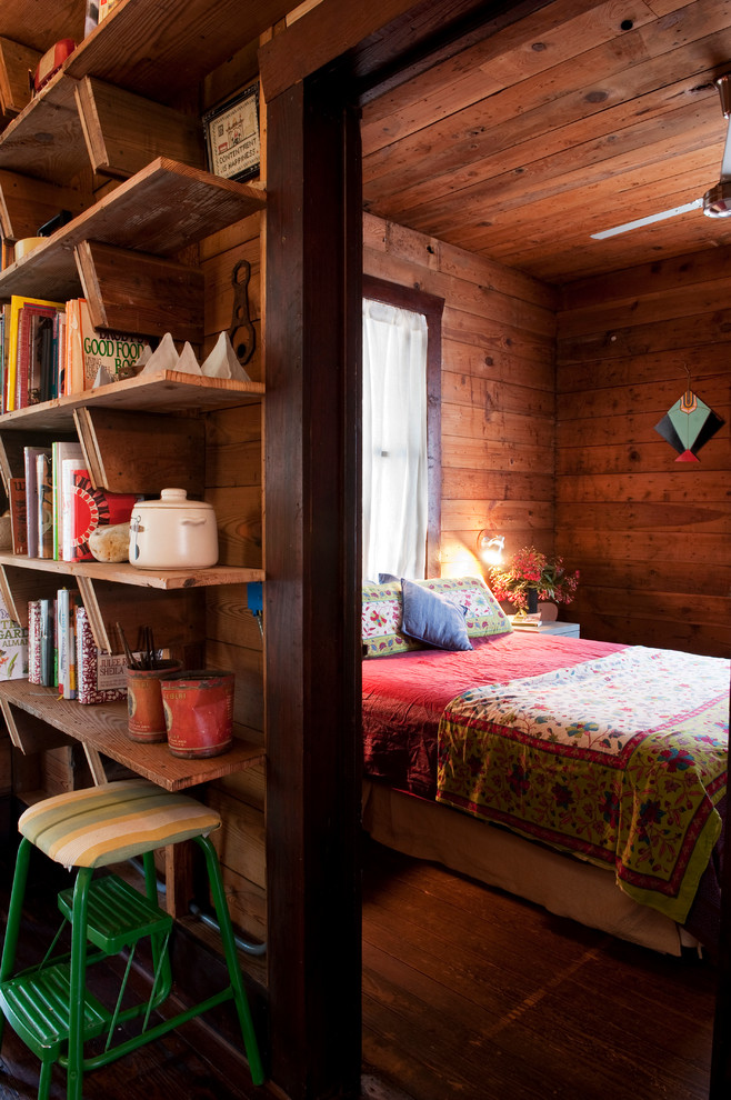 Mittelgroßes Stilmix Gästezimmer mit braunem Holzboden und brauner Wandfarbe in Austin