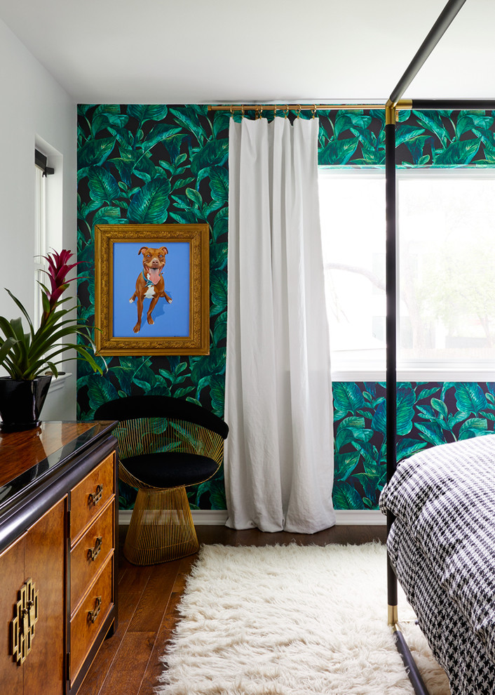 Modelo de dormitorio bohemio con paredes verdes, suelo de madera oscura y suelo marrón
