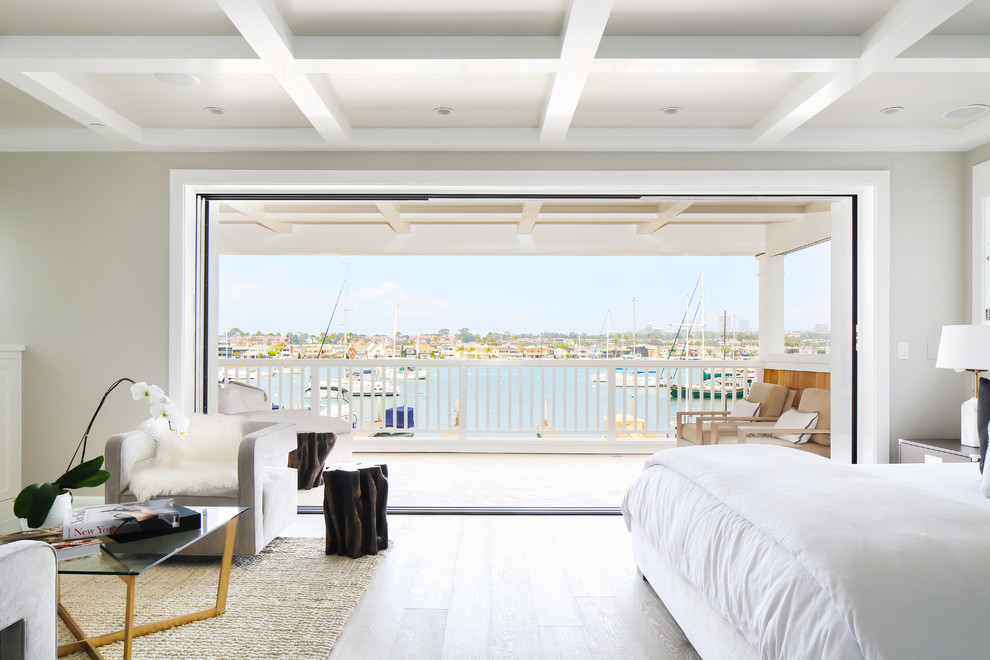 На фото: хозяйская спальня в морском стиле с серыми стенами и светлым паркетным полом с