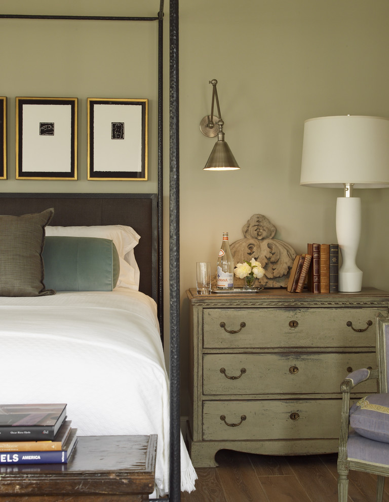 Klassisches Schlafzimmer mit beiger Wandfarbe und braunem Holzboden in Houston