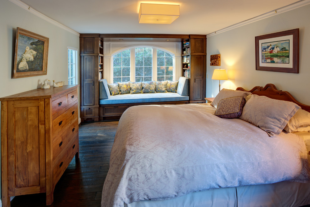 サンフランシスコにある広いトラディショナルスタイルのおしゃれな主寝室 (緑の壁、濃色無垢フローリング、茶色い床、板張り壁、アクセントウォール、白い天井)