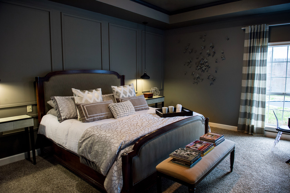 На фото: большая хозяйская спальня в современном стиле с серыми стенами, ковровым покрытием, стандартным камином и фасадом камина из камня с