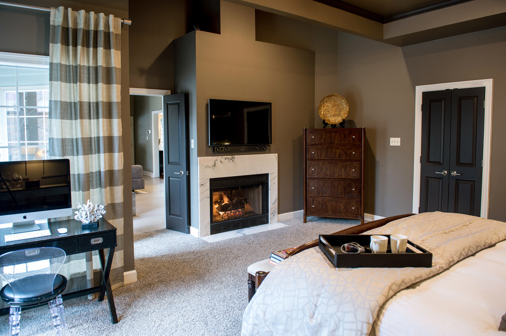 Cette photo montre une grande chambre tendance avec un mur gris, une cheminée standard et un manteau de cheminée en pierre.