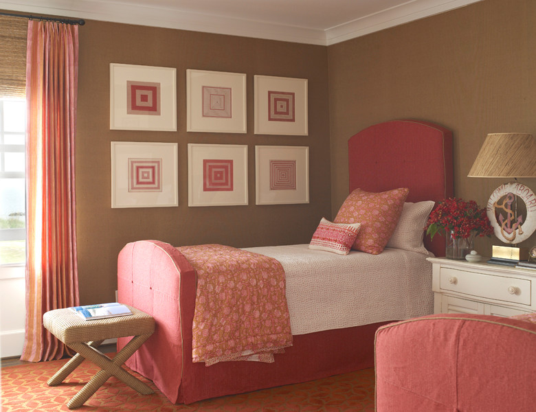 Идея дизайна: большая гостевая спальня (комната для гостей) в морском стиле с коричневыми стенами и темным паркетным полом