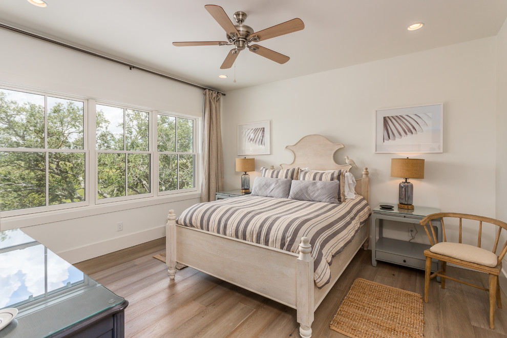 Immagine di una camera da letto stile marinaro con pareti bianche, parquet chiaro e pavimento grigio