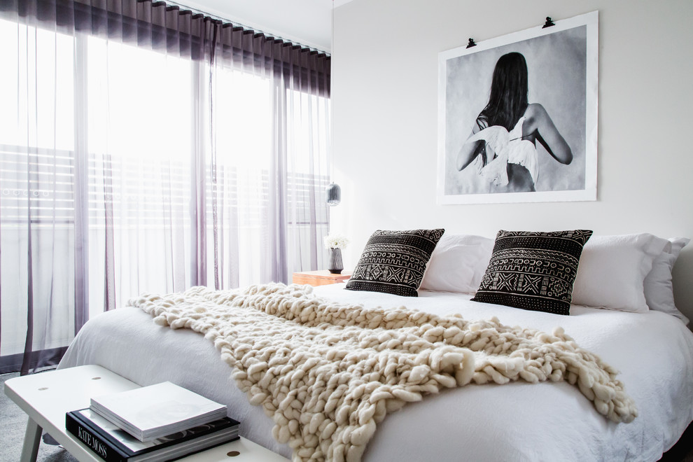 Imagen de habitación de invitados contemporánea de tamaño medio con paredes rojas, moqueta y suelo gris