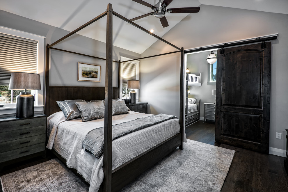 На фото: большая хозяйская спальня в стиле неоклассика (современная классика) с серыми стенами, темным паркетным полом и коричневым полом без камина с