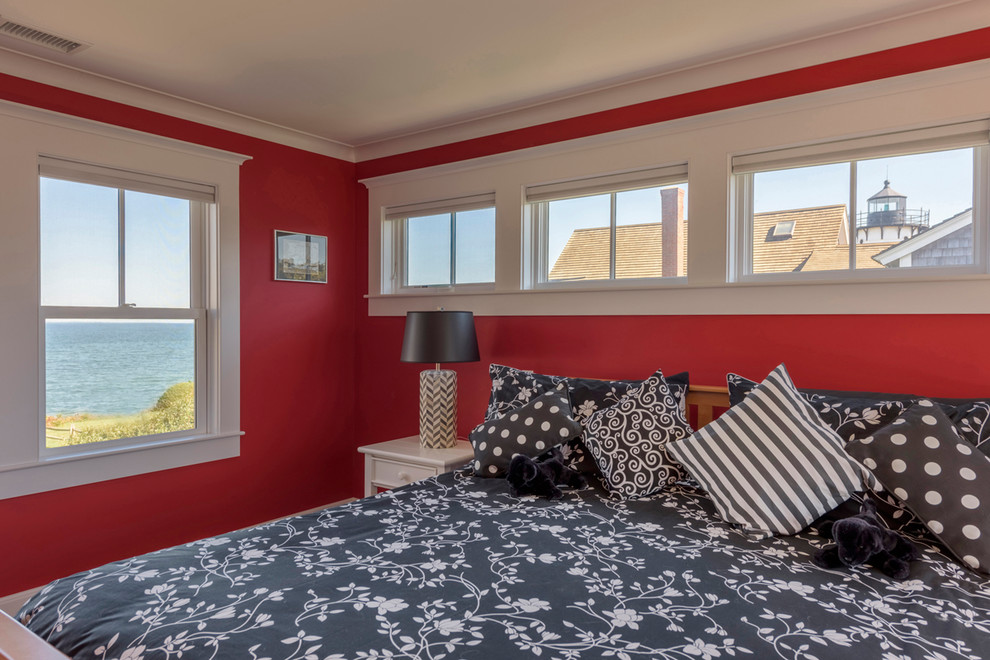 На фото: гостевая спальня среднего размера, (комната для гостей) в морском стиле с красными стенами с