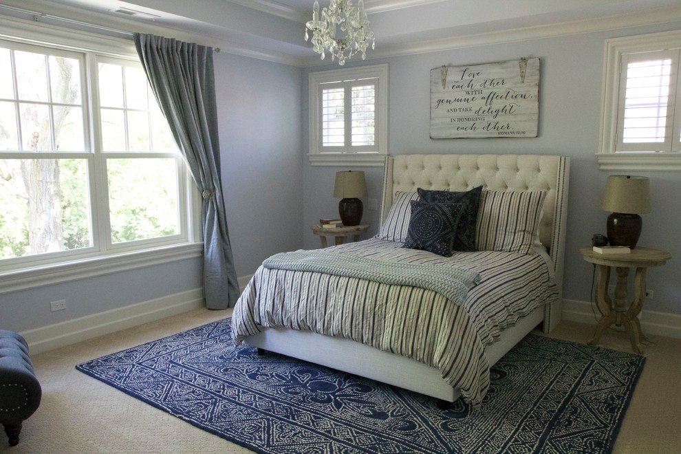 На фото: хозяйская спальня среднего размера в классическом стиле с синими стенами и ковровым покрытием