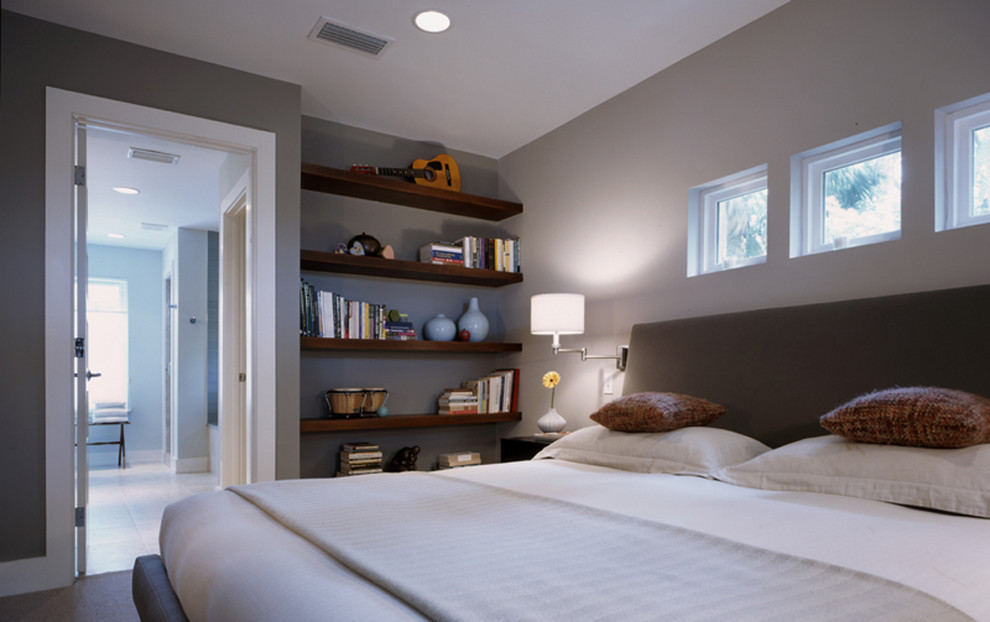 Imagen de dormitorio principal actual de tamaño medio con paredes grises, moqueta y suelo gris