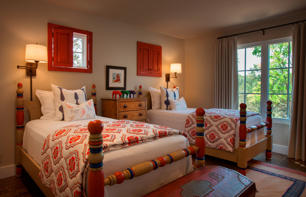 Foto di una camera degli ospiti american style di medie dimensioni con pareti beige, parquet scuro e nessun camino