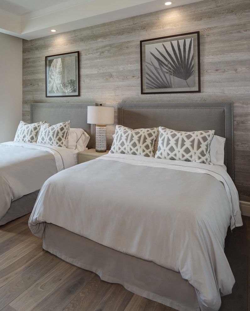 クリーブランドにある中くらいなビーチスタイルのおしゃれな客用寝室 (無垢フローリング、暖炉なし、グレーの壁、グレーの床、照明) のレイアウト