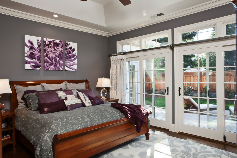 На фото: хозяйская спальня среднего размера в классическом стиле с серыми стенами, темным паркетным полом и коричневым полом с