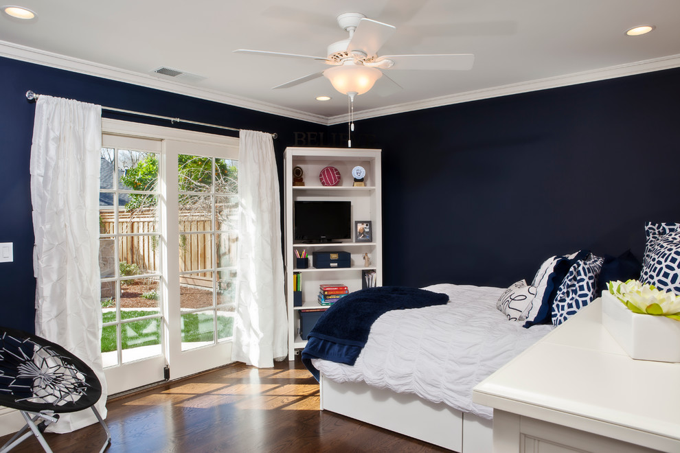 Esempio di una camera da letto chic di medie dimensioni con pareti blu, parquet scuro, nessun camino e pavimento marrone