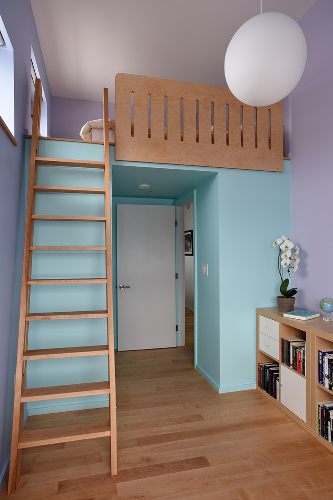 Cette photo montre une chambre mansardée ou avec mezzanine tendance avec un mur violet, parquet clair et aucune cheminée.