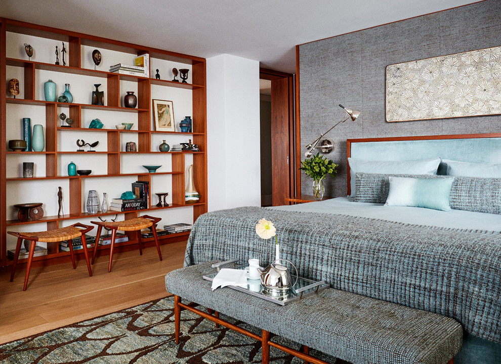 Ispirazione per una camera da letto chic con pareti bianche, pavimento in legno massello medio e pavimento marrone