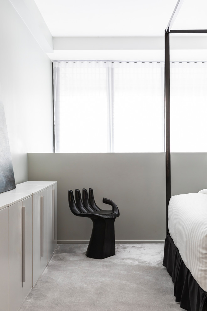 Идея дизайна: маленькая спальня на антресоли в современном стиле с серыми стенами, ковровым покрытием и серым полом для на участке и в саду