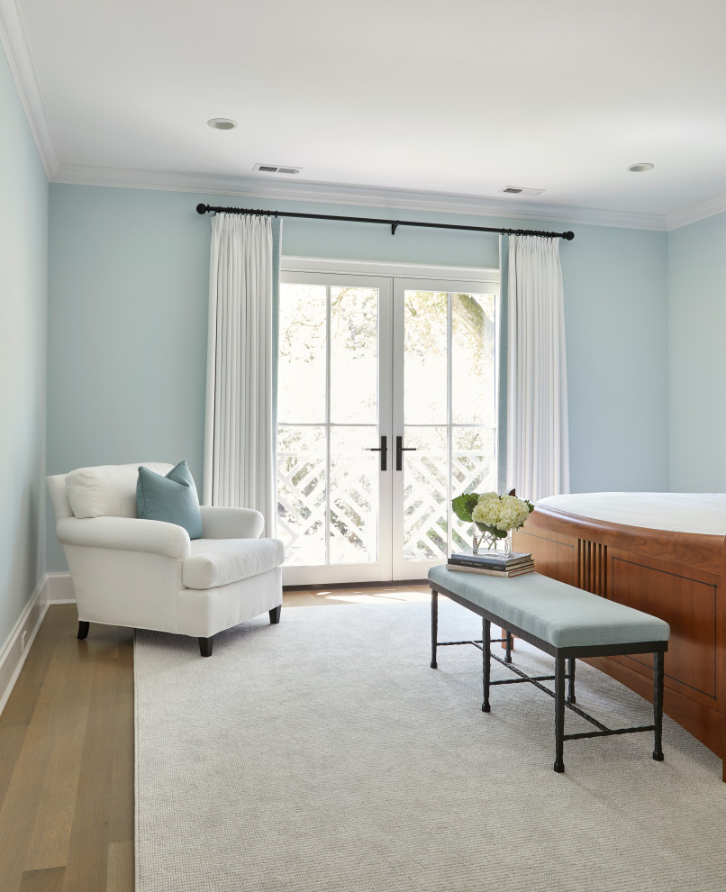 Diseño de habitación de invitados clásica renovada con paredes azules, suelo de madera clara y todas las chimeneas