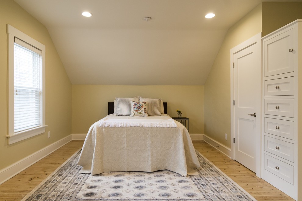 Mittelgroßes Klassisches Gästezimmer ohne Kamin mit beiger Wandfarbe, hellem Holzboden und beigem Boden in Providence