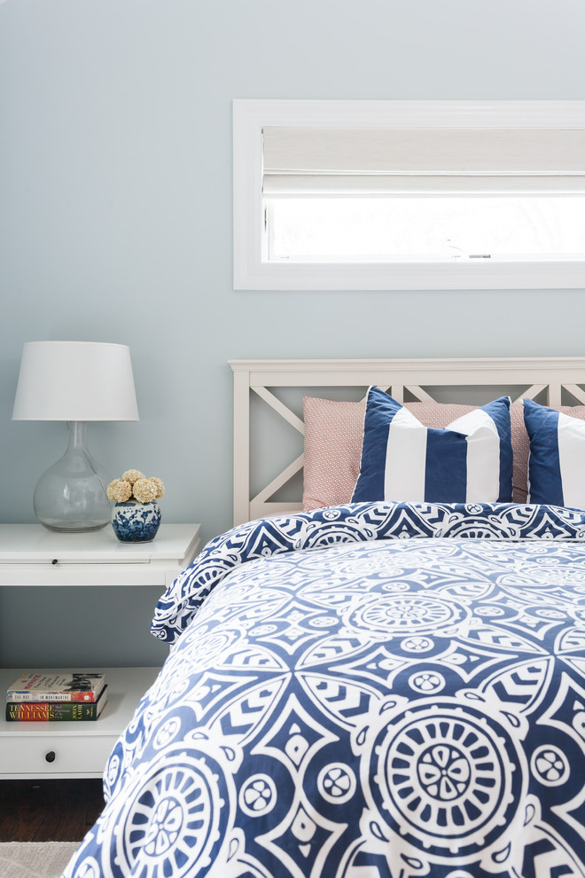 Foto de habitación de invitados marinera de tamaño medio con paredes azules y suelo de madera oscura